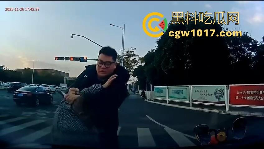 云南街头拳击赛火爆开打！1米8大哥被爆冷击败，旁边还带个穿绿马甲的裁判观赛，能动手就动手好吧！  第1张