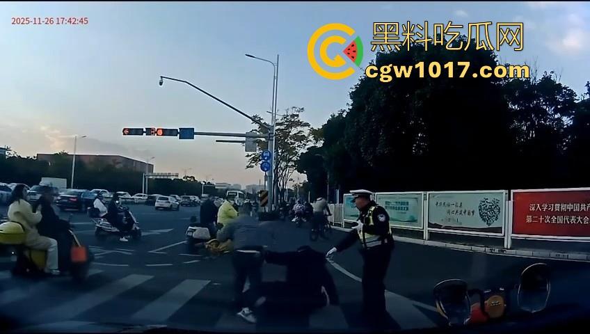 云南街头拳击赛火爆开打！1米8大哥被爆冷击败，旁边还带个穿绿马甲的裁判观赛，能动手就动手好吧！  第4张