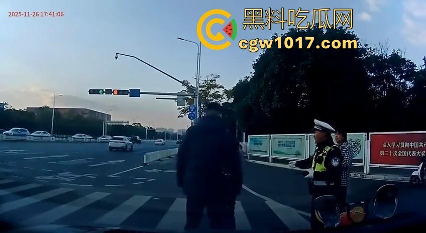 云南街头拳击赛火爆开打！1米8大哥被爆冷击败，旁边还带个穿绿马甲的裁判观赛，能动手就动手好吧！  第9张