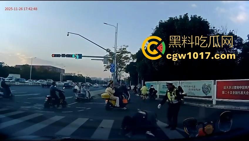 云南街头拳击赛火爆开打！1米8大哥被爆冷击败，旁边还带个穿绿马甲的裁判观赛，能动手就动手好吧！  第12张