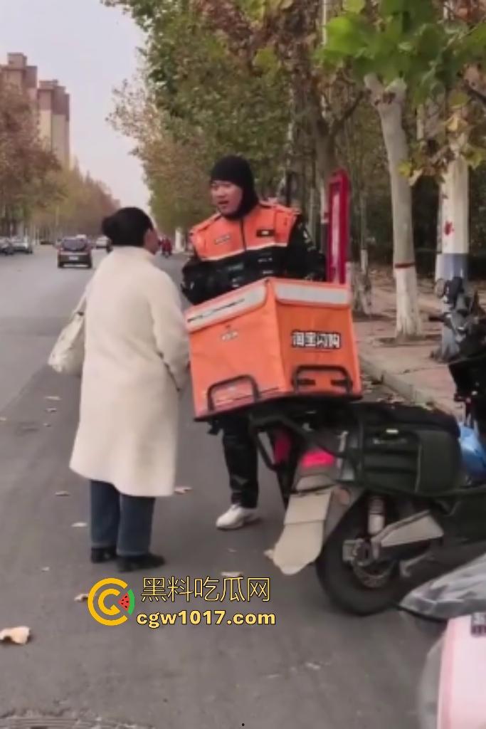 老八婆偷外卖被抓现行，语出惊人耍赖对着镜头吼“外卖小哥看上我了，相中我B贵不贵”，外卖小哥带着面罩都觉得羞耻！  第2张