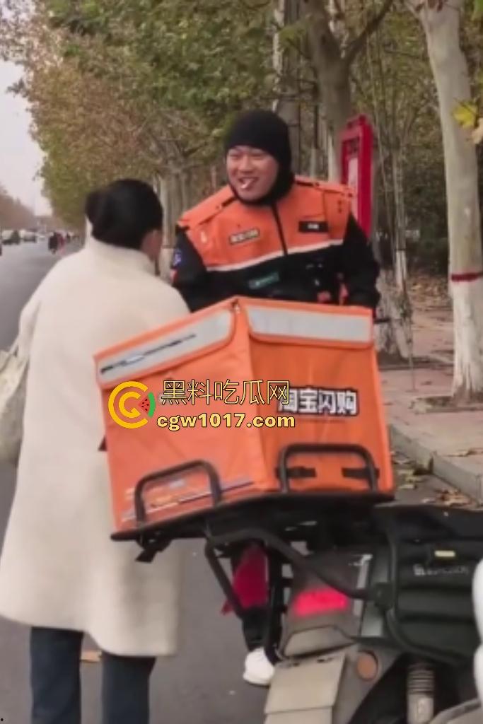 老八婆偷外卖被抓现行，语出惊人耍赖对着镜头吼“外卖小哥看上我了，相中我B贵不贵”，外卖小哥带着面罩都觉得羞耻！  第3张