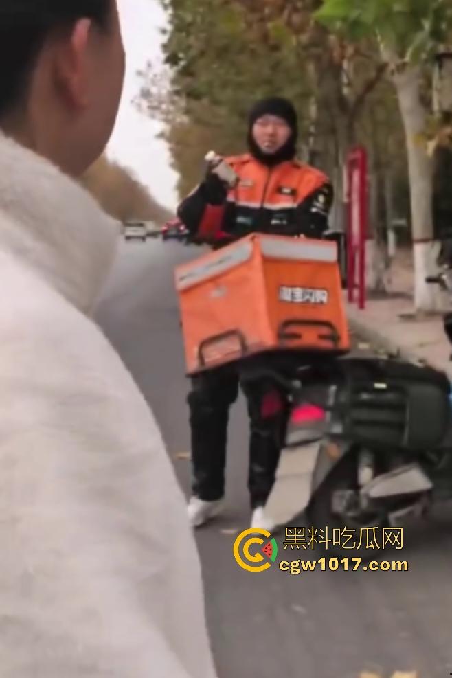 老八婆偷外卖被抓现行，语出惊人耍赖对着镜头吼“外卖小哥看上我了，相中我B贵不贵”，外卖小哥带着面罩都觉得羞耻！  第5张