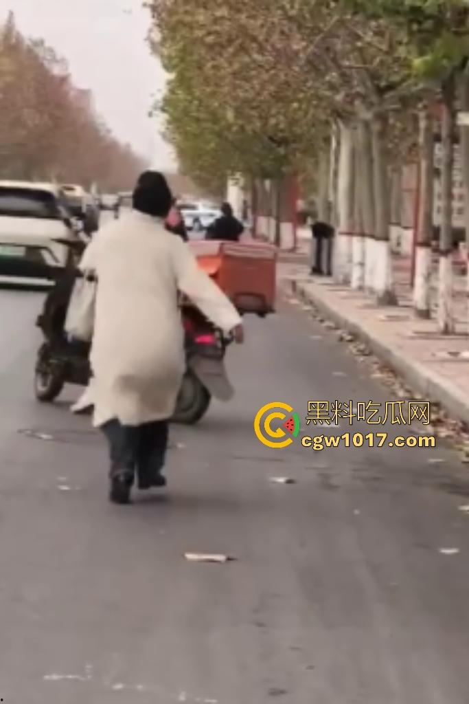 老八婆偷外卖被抓现行，语出惊人耍赖对着镜头吼“外卖小哥看上我了，相中我B贵不贵”，外卖小哥带着面罩都觉得羞耻！  第8张