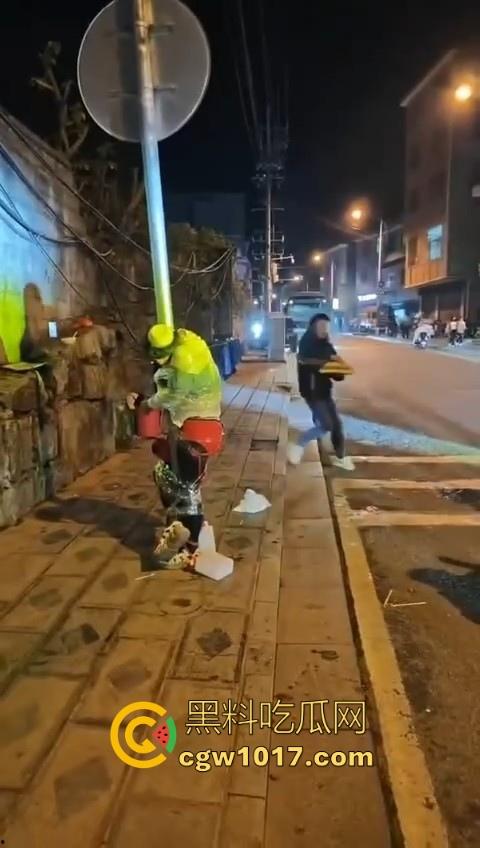 低俗婚闹特色文化？把新郎捆绑到马路栏杆上，三五好友扔鸡蛋牛奶，很好奇这是哪个地方的陋习啊？  第2张