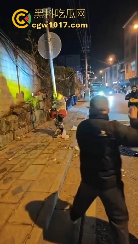 低俗婚闹特色文化？把新郎捆绑到马路栏杆上，三五好友扔鸡蛋牛奶，很好奇这是哪个地方的陋习啊？  第4张