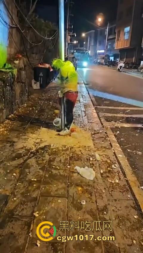 低俗婚闹特色文化？把新郎捆绑到马路栏杆上，三五好友扔鸡蛋牛奶，很好奇这是哪个地方的陋习啊？  第6张