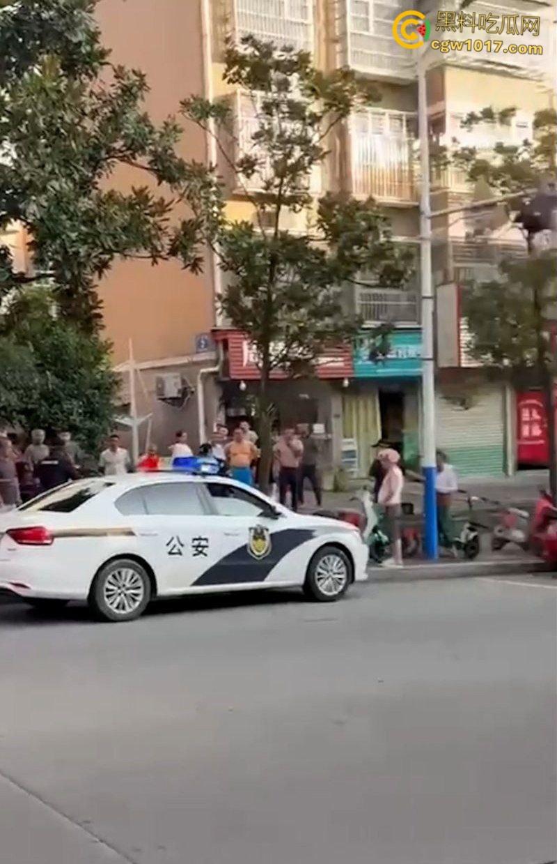 自古奸情出人命，佛山章柃小区已婚少妇偷情被当场抓奸，原配老公直接持刀砍杀两人，街头弥漫着血腥味。  第7张