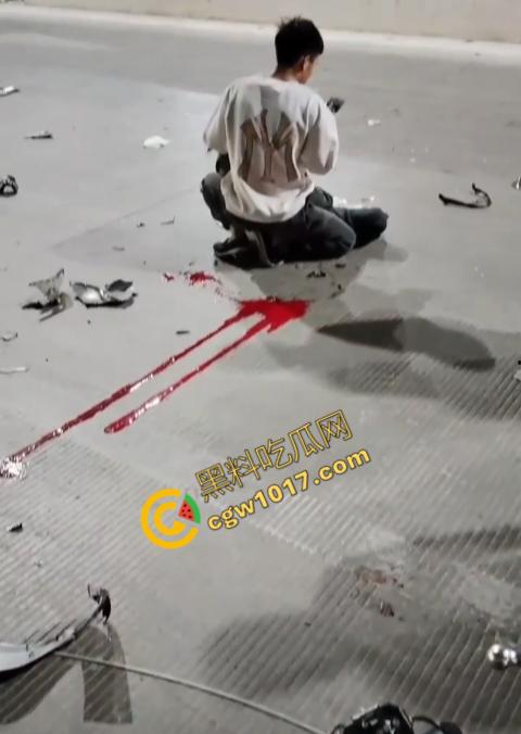 普宁市血腥车祸现场曝光！摩托车被撞飞，车主血流一地，惨不忍睹，幸存者惨叫声撕心裂肺，围观者目无法直视！  第3张