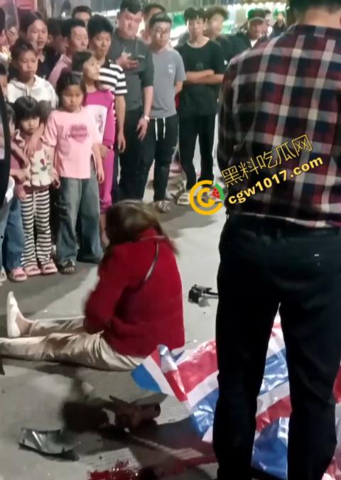 普宁市血腥车祸现场曝光！摩托车被撞飞，车主血流一地，惨不忍睹，幸存者惨叫声撕心裂肺，围观者目无法直视！  第7张