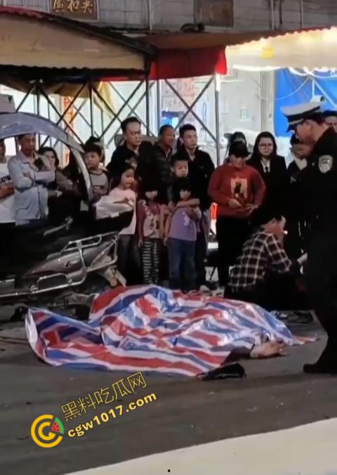 普宁市血腥车祸现场曝光！摩托车被撞飞，车主血流一地，惨不忍睹，幸存者惨叫声撕心裂肺，围观者目无法直视！  第8张