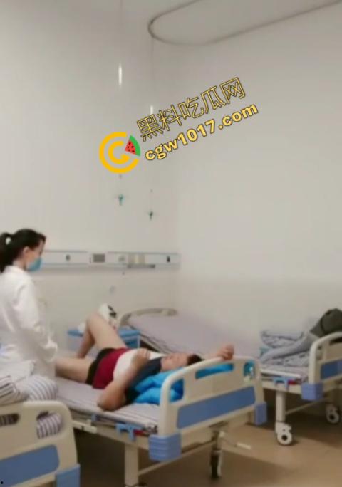 武山人民医院女医生与患者的性爱曝光：火辣医生醉情病房，丰满乳房激昂插穴！淫荡女医一夜爆火，丰乳肥臀成网络焦点！  第3张