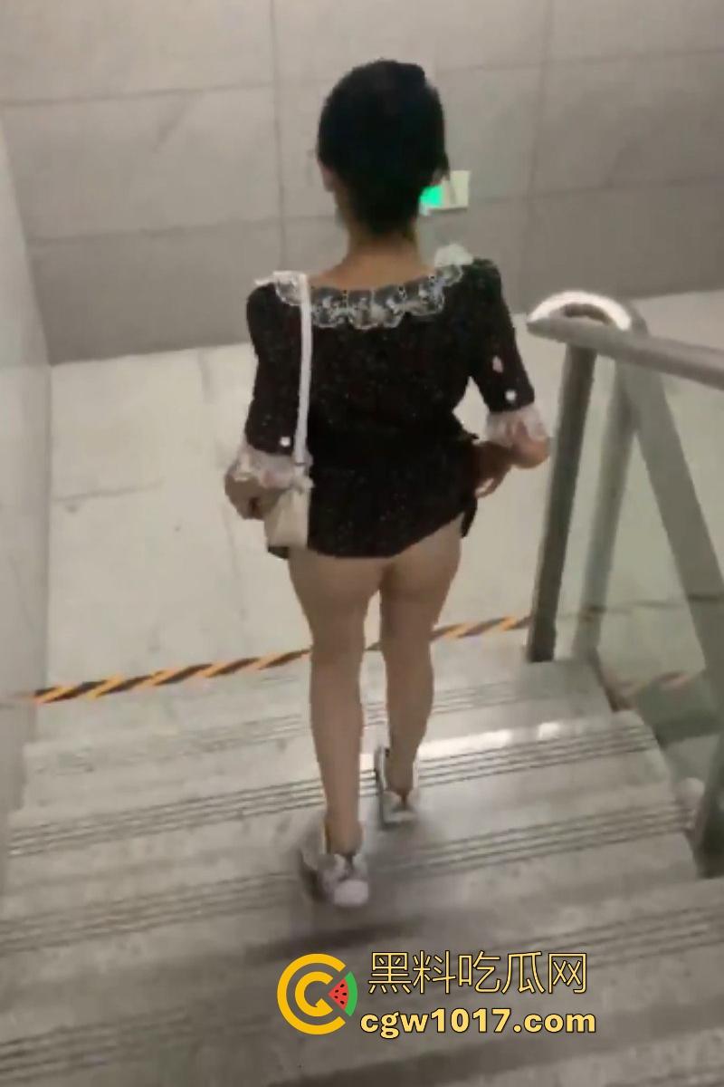 让我们一起欣赏一只合格名媛母狗的调教过程，走廊撅臀爬行户外露穴，浴缸放尿口交深喉，可谓是样样精通！  第2张