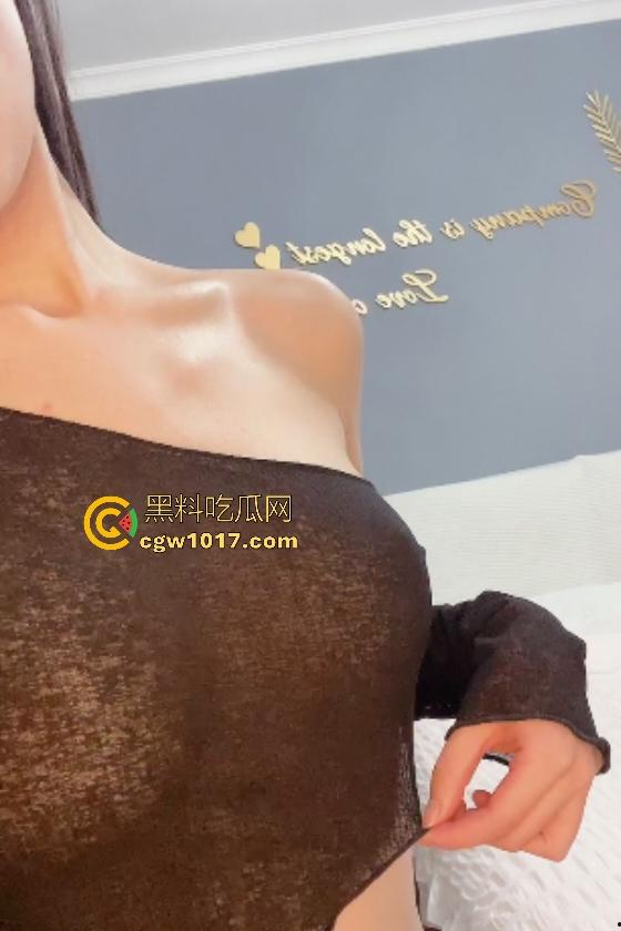 只因门卫小伙裤裆挺起，美容院少妇就看上了，第一视角骑乘后入蜜臀，没见过世面的小伙手机只好录像给兄弟伙看！  第1张