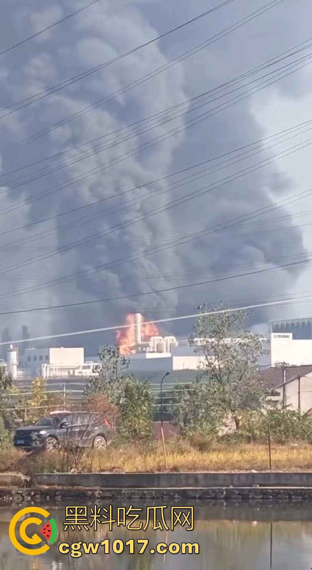 义乌光伏巨头正泰新能厂突发大火 赤岸镇浓烟冲天 全市消防出动几十车救火 全城围观！  第3张