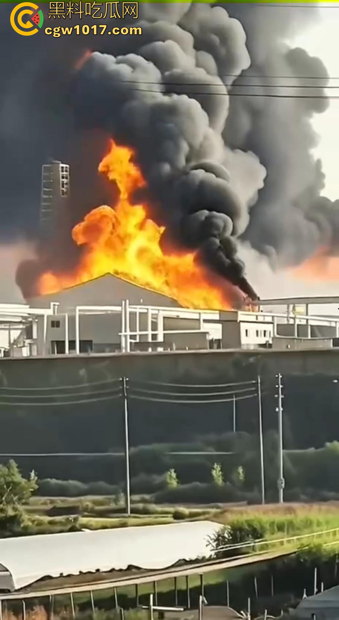 义乌光伏巨头正泰新能厂突发大火 赤岸镇浓烟冲天 全市消防出动几十车救火 全城围观！  第6张