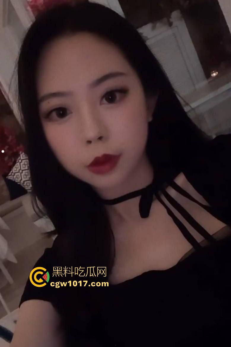 刚毕业的【曾晓曦】就懂职场潜规则，上班第一天就跪舔主管经理，被30年老精液灌满喉咙，真是个懂事的大学生！  第1张