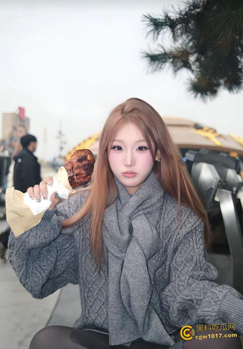 河北高颜值御姐【张舒怡】，细腰长腿前凸后翘，特爱口交深喉，车内楼梯间沙发到处开舔，到处都是战场 ！  第1张