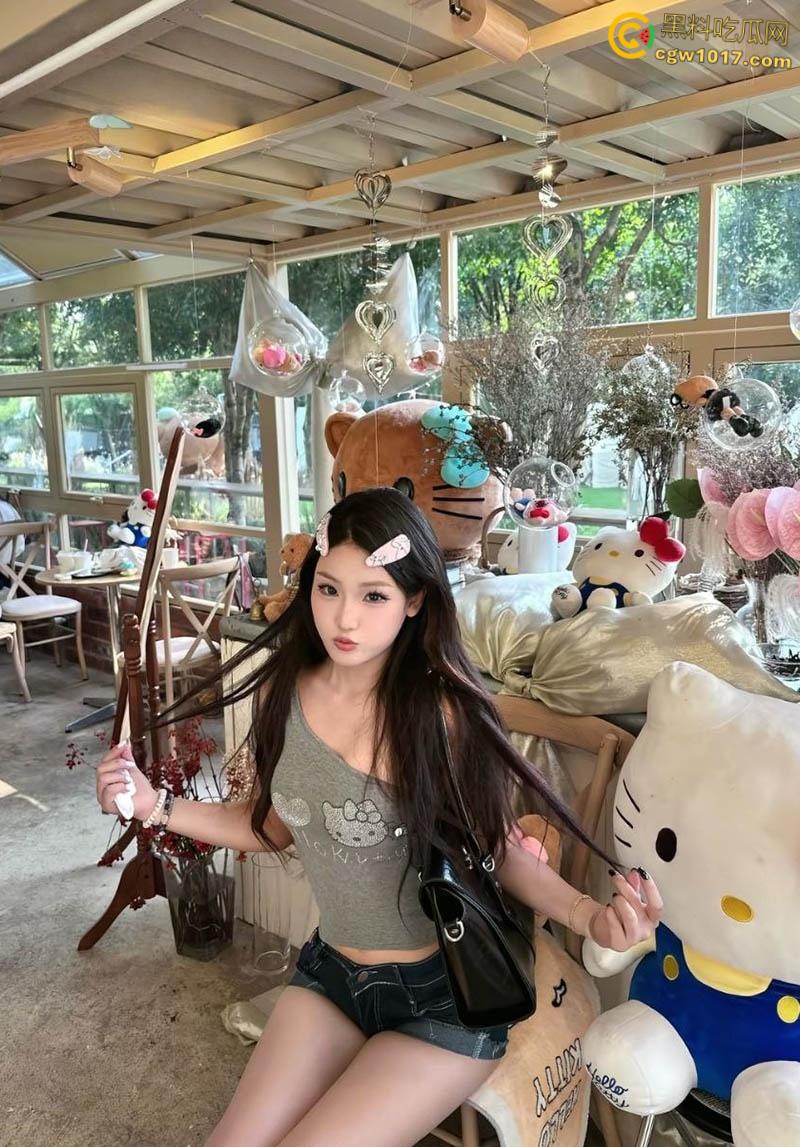 河北高颜值御姐【张舒怡】，细腰长腿前凸后翘，特爱口交深喉，车内楼梯间沙发到处开舔，到处都是战场 ！  第2张