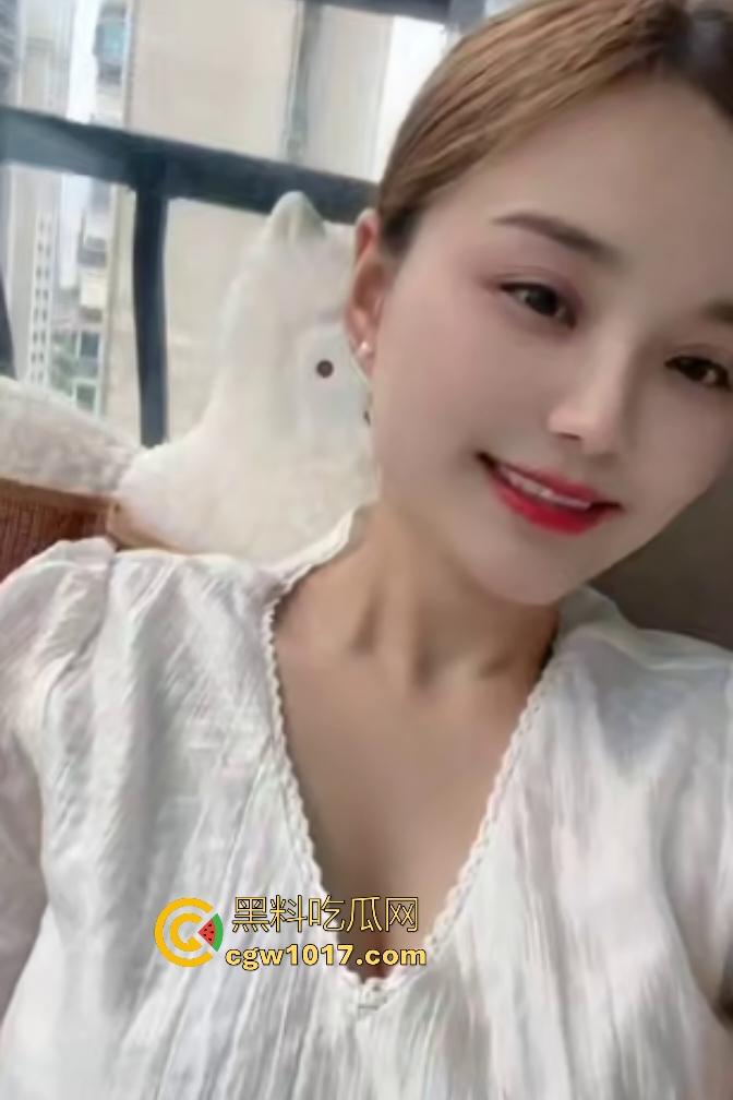 留守巨乳宝妈居家兼职，阳光下肉丝足交假屌，假鸡巴插B不敢全坐下，只因太久没做爱，兄弟们可不能让老婆守活寡啊！  第1张