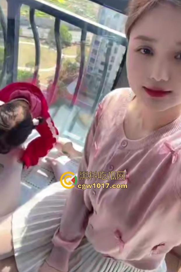 留守巨乳宝妈居家兼职，阳光下肉丝足交假屌，假鸡巴插B不敢全坐下，只因太久没做爱，兄弟们可不能让老婆守活寡啊！  第2张