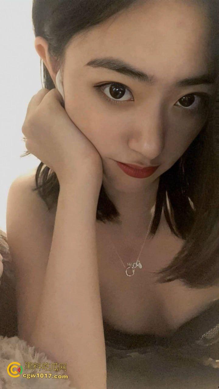 浙江大学大一学妹【冯思颖】，淫荡母狗对大屌爱不释手，被疯狂颜射一脸，蜜桃翘臀被学长后入狂操 ！  第2张