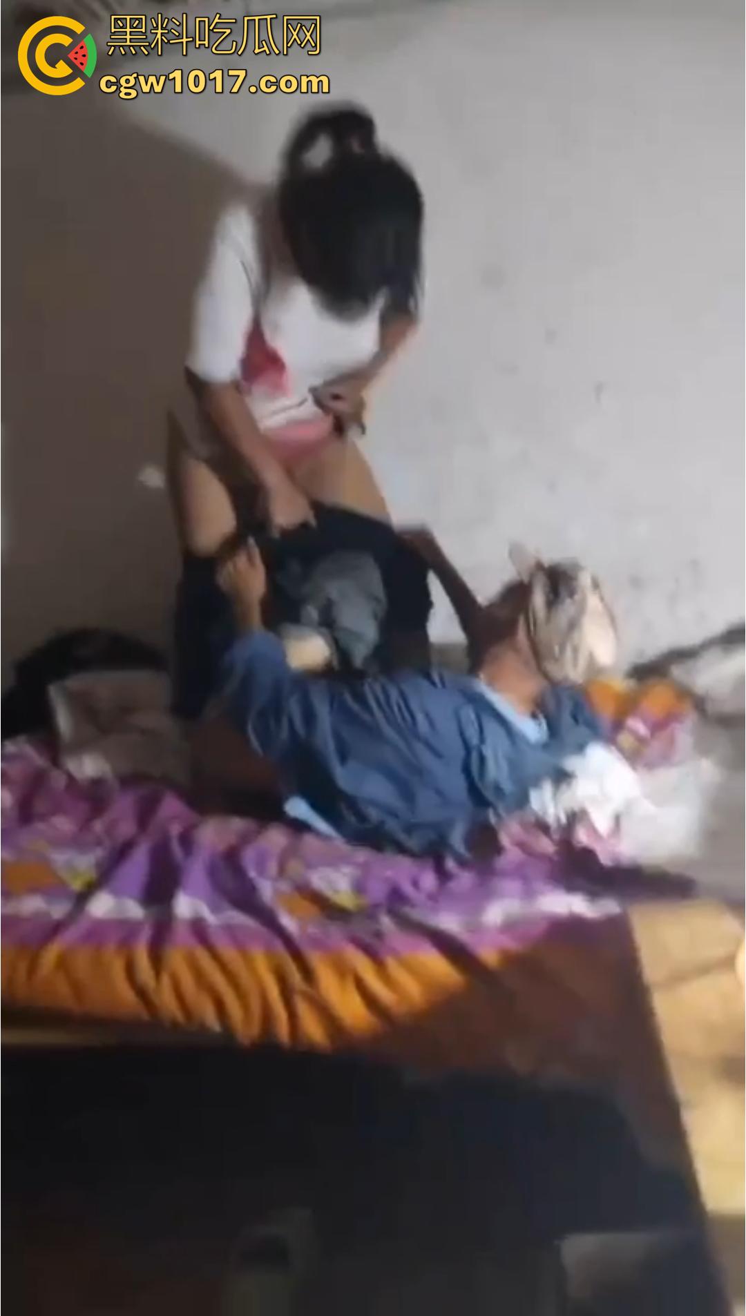 三十如狼四十如虎！一群饥渴熟女当场扒光男人裤子，疯抢着坐上去榨精！  第8张