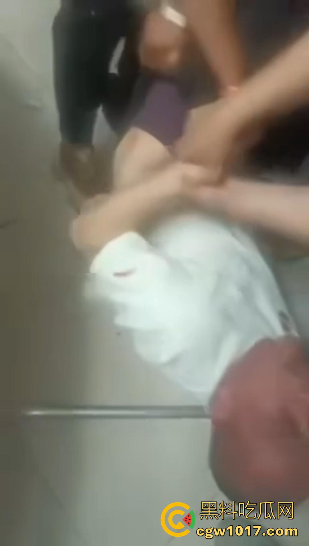 三十如狼四十如虎！一群饥渴熟女当场扒光男人裤子，疯抢着坐上去榨精！  第4张