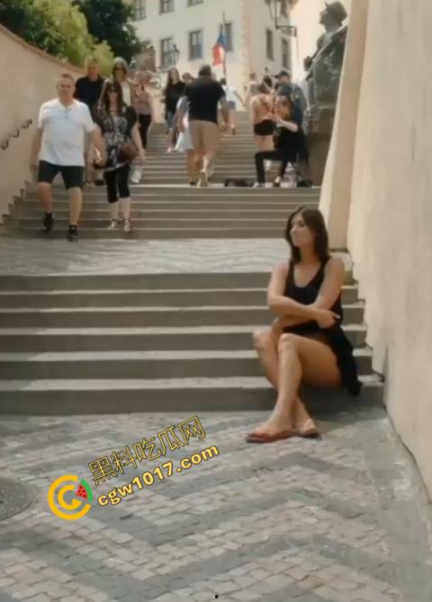 风情万种的裸女胆大妙趣横生，街头裸体拍照潮流大胆，观众无动于衷，自由穿衣的极限诱惑！  第3张