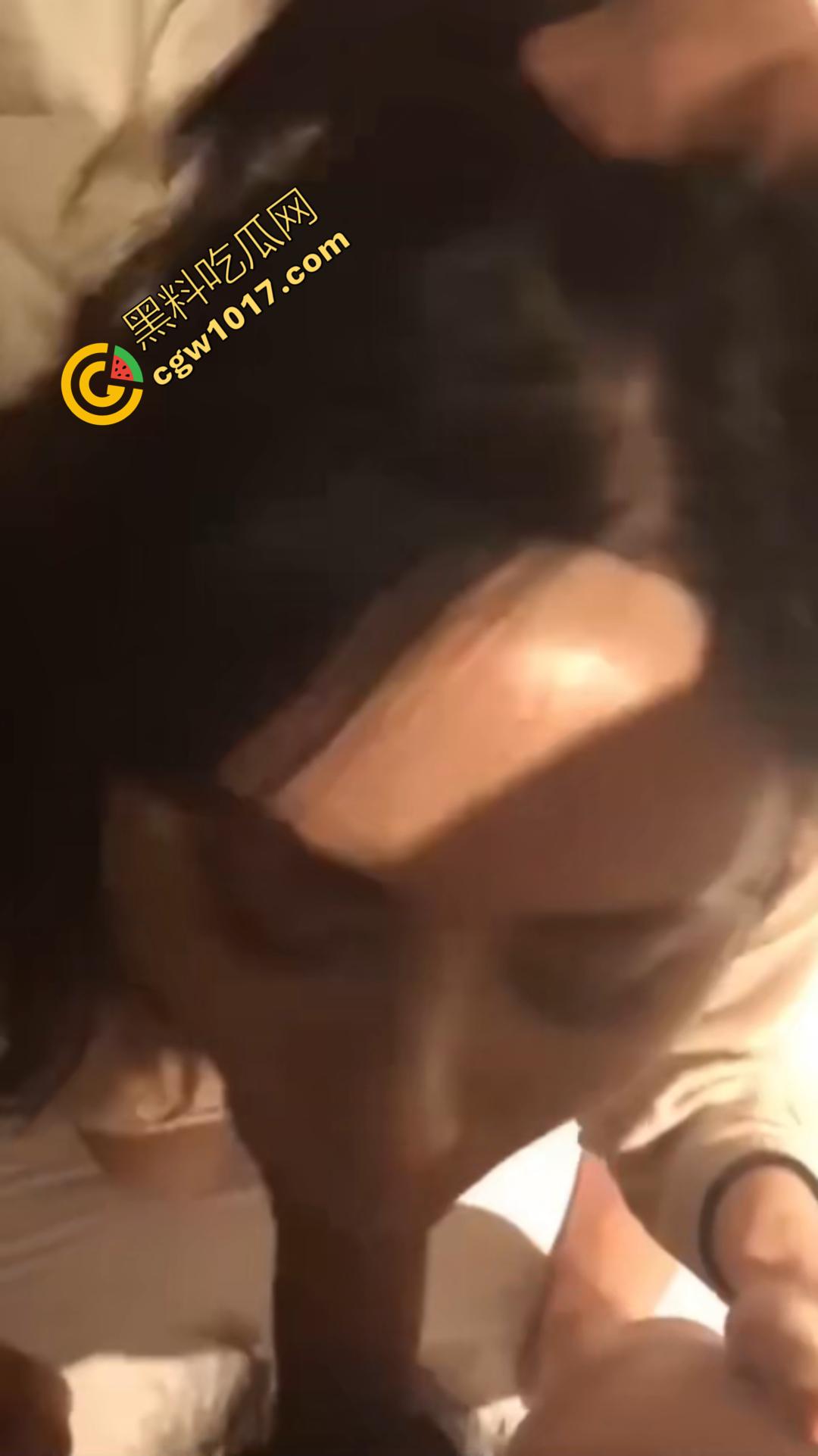 抖音颜值主播【悲伤以期】服侍榜一大哥视频遭泄密！情趣内衣跪舔金主巨屌，被按头强制深喉！视频曝光后直接销号跑路！  第8张