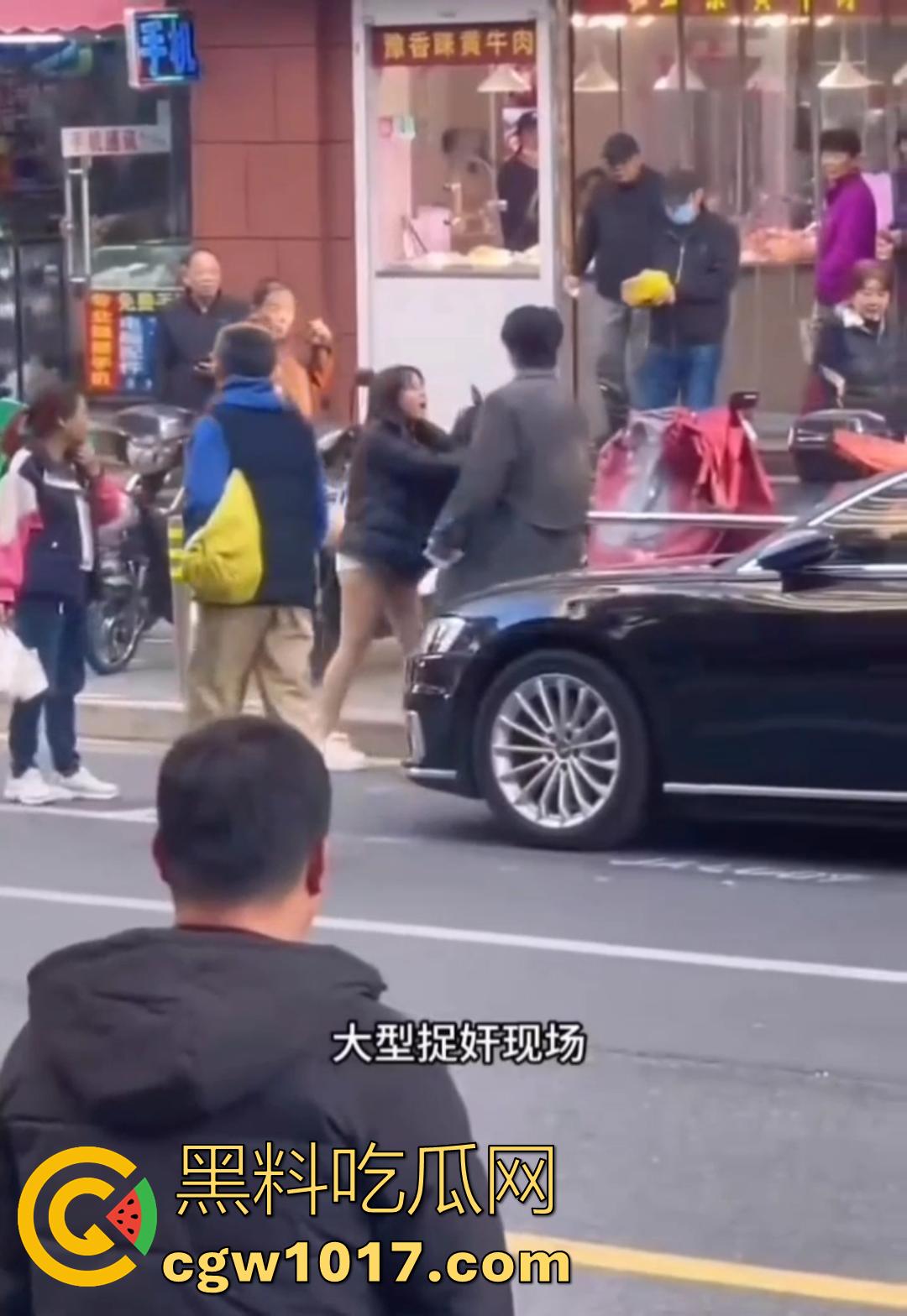 大型捉奸现场视频曝光 女友谎称跟朋友吃饭 实则出去酒店开房上钟 男友捉奸当场报警有人卖淫大义灭亲！  第3张