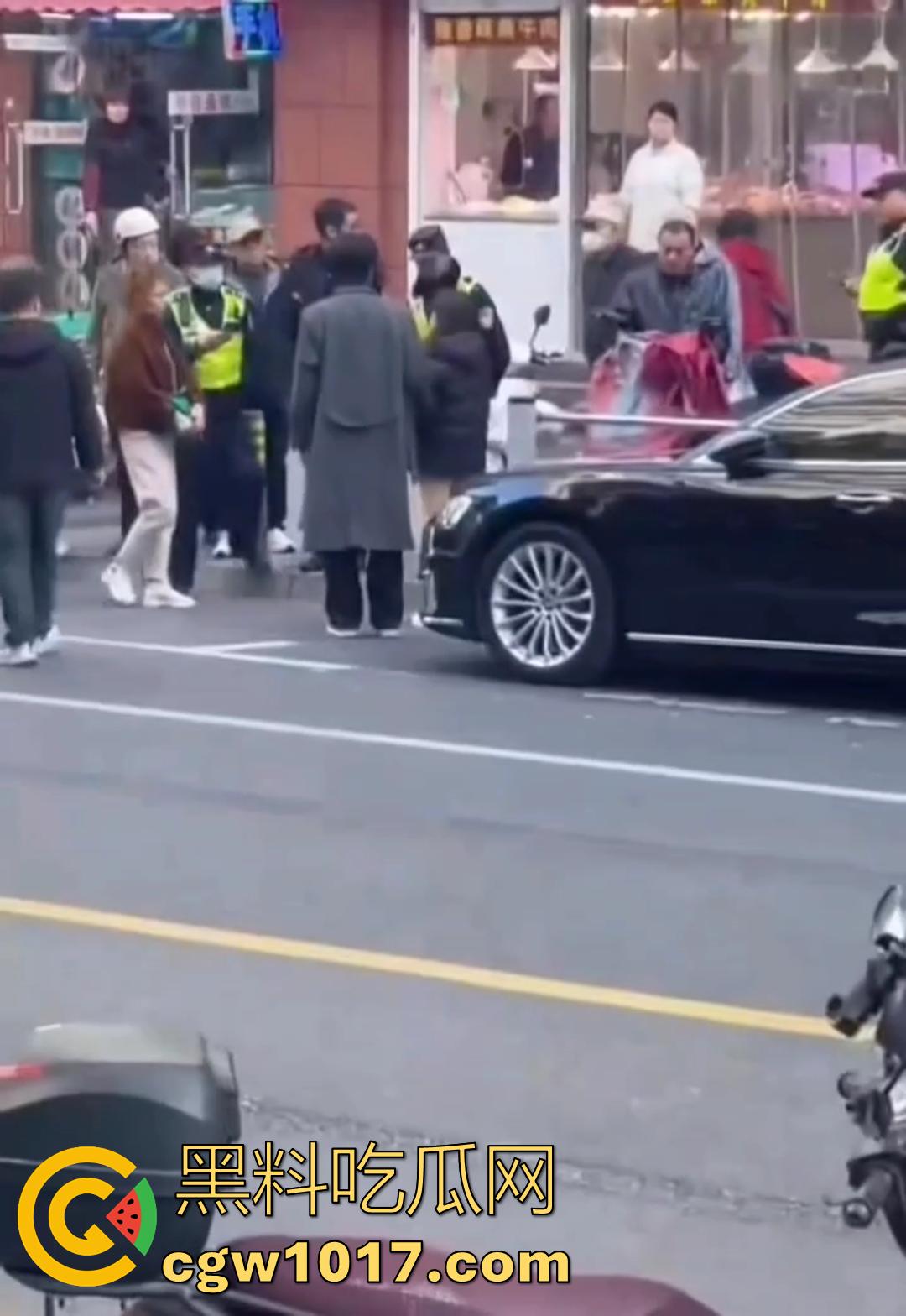 大型捉奸现场视频曝光 女友谎称跟朋友吃饭 实则出去酒店开房上钟 男友捉奸当场报警有人卖淫大义灭亲！  第5张