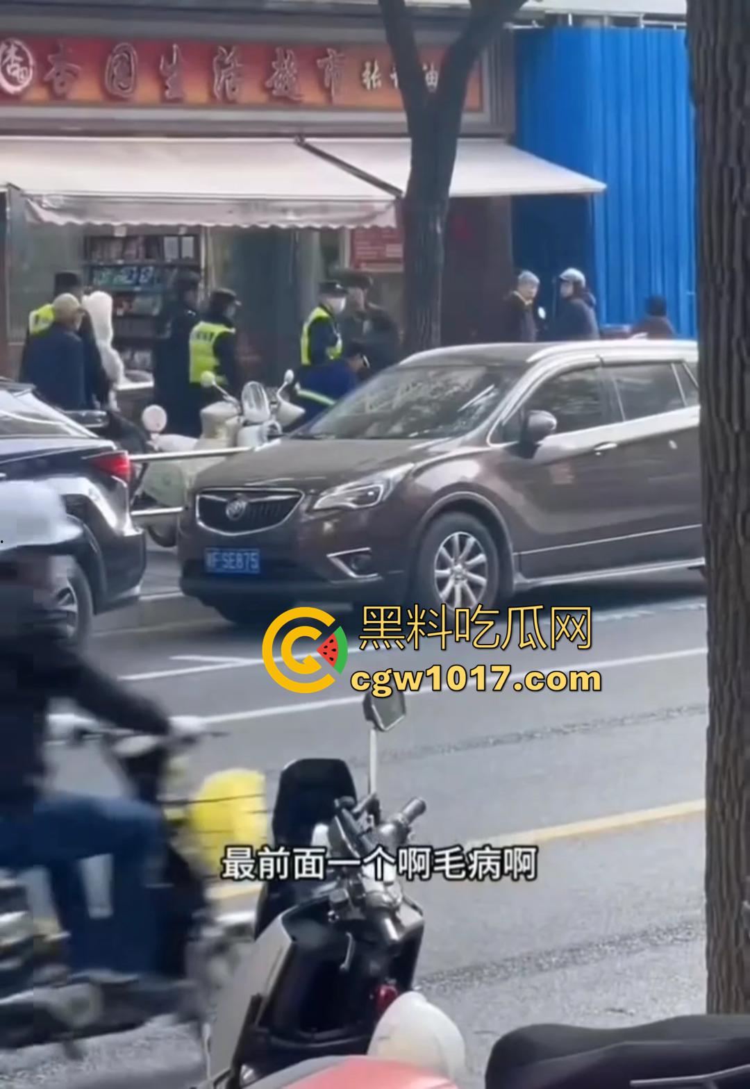 大型捉奸现场视频曝光 女友谎称跟朋友吃饭 实则出去酒店开房上钟 男友捉奸当场报警有人卖淫大义灭亲！  第7张