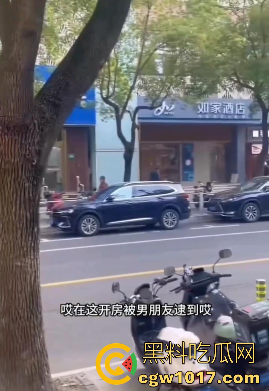 大型捉奸现场视频曝光 女友谎称跟朋友吃饭 实则出去酒店开房上钟 男友捉奸当场报警有人卖淫大义灭亲！  第4张