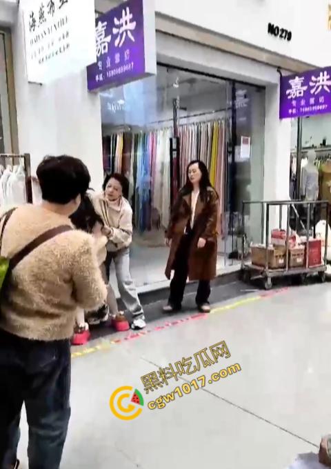 绍兴柯桥轻纺城上演“全武行”, 闺蜜盟友助力，原配怒火中烧，小三惊叫求饶，众人围观，这出闹剧谁是谁非！  第2张