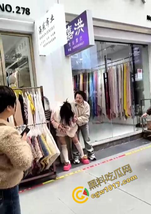 绍兴柯桥轻纺城上演“全武行”, 闺蜜盟友助力，原配怒火中烧，小三惊叫求饶，众人围观，这出闹剧谁是谁非！  第3张