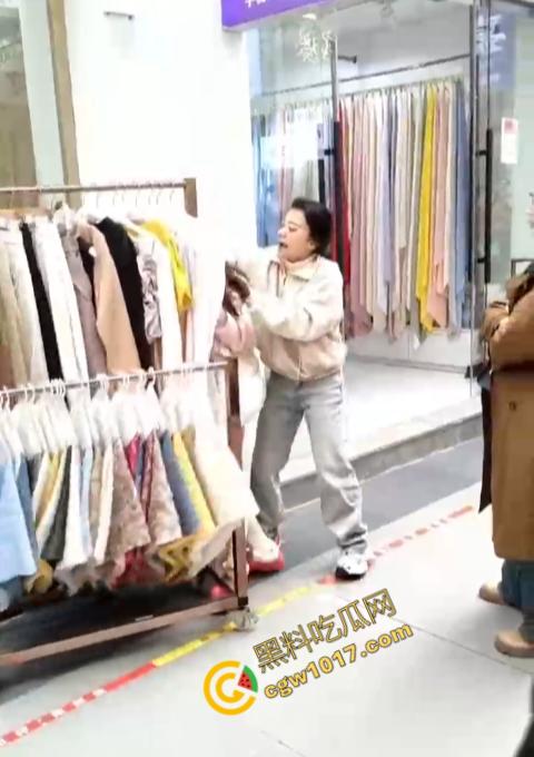 绍兴柯桥轻纺城上演“全武行”, 闺蜜盟友助力，原配怒火中烧，小三惊叫求饶，众人围观，这出闹剧谁是谁非！  第6张