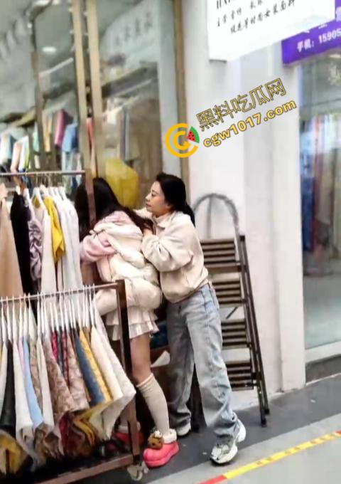 绍兴柯桥轻纺城上演“全武行”, 闺蜜盟友助力，原配怒火中烧，小三惊叫求饶，众人围观，这出闹剧谁是谁非！  第7张