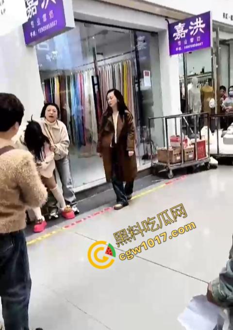 绍兴柯桥轻纺城上演“全武行”, 闺蜜盟友助力，原配怒火中烧，小三惊叫求饶，众人围观，这出闹剧谁是谁非！  第1张