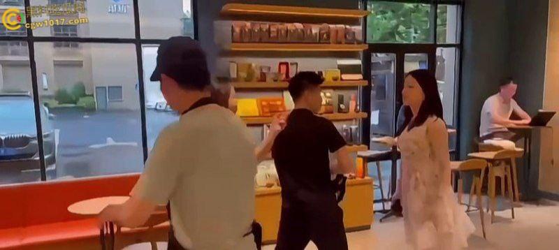 渣男带着小三在星巴克约会，两人有说有笑空气弥漫着暧昧， 被原配当场抓包后，两人瞬间扭打在一起 ！  第2张