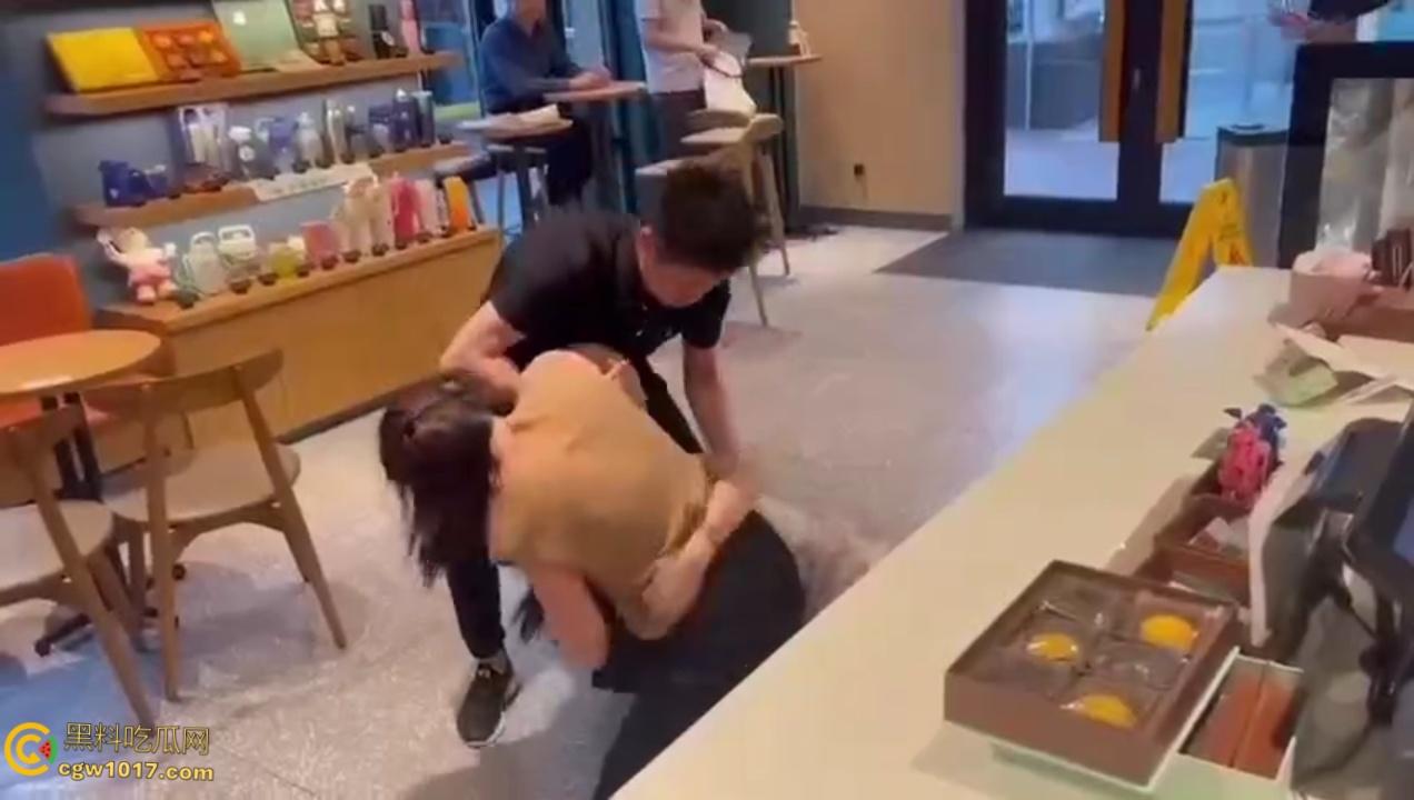 渣男带着小三在星巴克约会，两人有说有笑空气弥漫着暧昧， 被原配当场抓包后，两人瞬间扭打在一起 ！  第3张