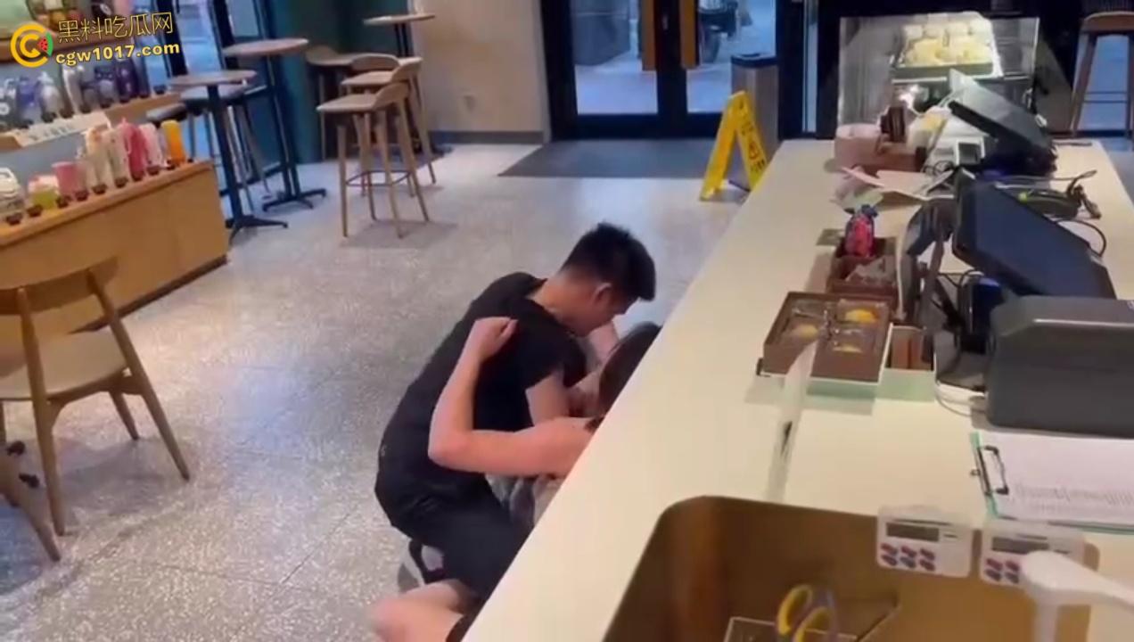 渣男带着小三在星巴克约会，两人有说有笑空气弥漫着暧昧， 被原配当场抓包后，两人瞬间扭打在一起 ！  第6张