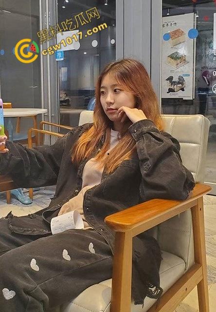 19岁清纯学生妹的疯狂派对：被被兽性三人轮奸，喝尿淫骚，变态4P，酒精与欲望交织，淫荡剧情直击内心  第2张