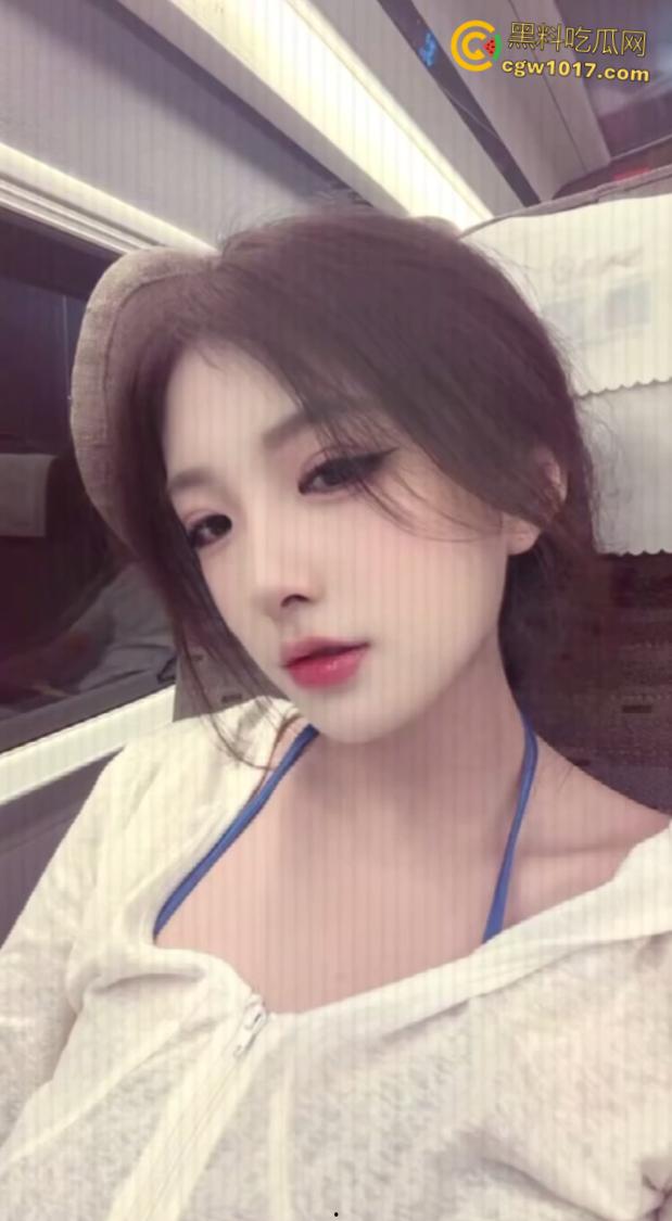 反差婊背着男朋友约炮，一边在soul给陌生人撩骚，一边跪在地上口交舔屁眼，淫荡对白超级刺激 ！  第1张