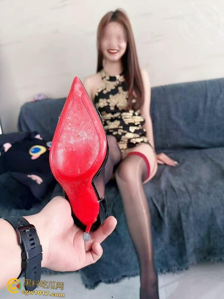 姐姐穿上吊带豹纹黑丝，猫爪拍微调亲姐姐，轻度调教让姐姐体验到了从未有过的感觉，女上骑乘还把姐姐弄潮喷了！  第4张