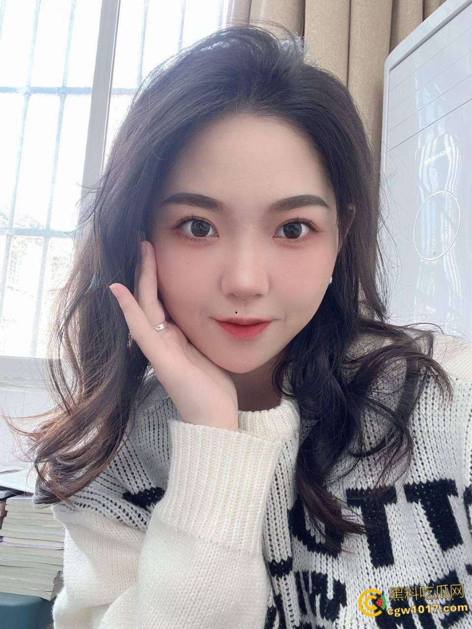 高颜值白嫩御姐，私下里和炮友约炮，穿开裆黑丝对镜后入抽插，跪在洗手间深喉口交，骑乘蠕动做爱吮吸手指 ！  第1张