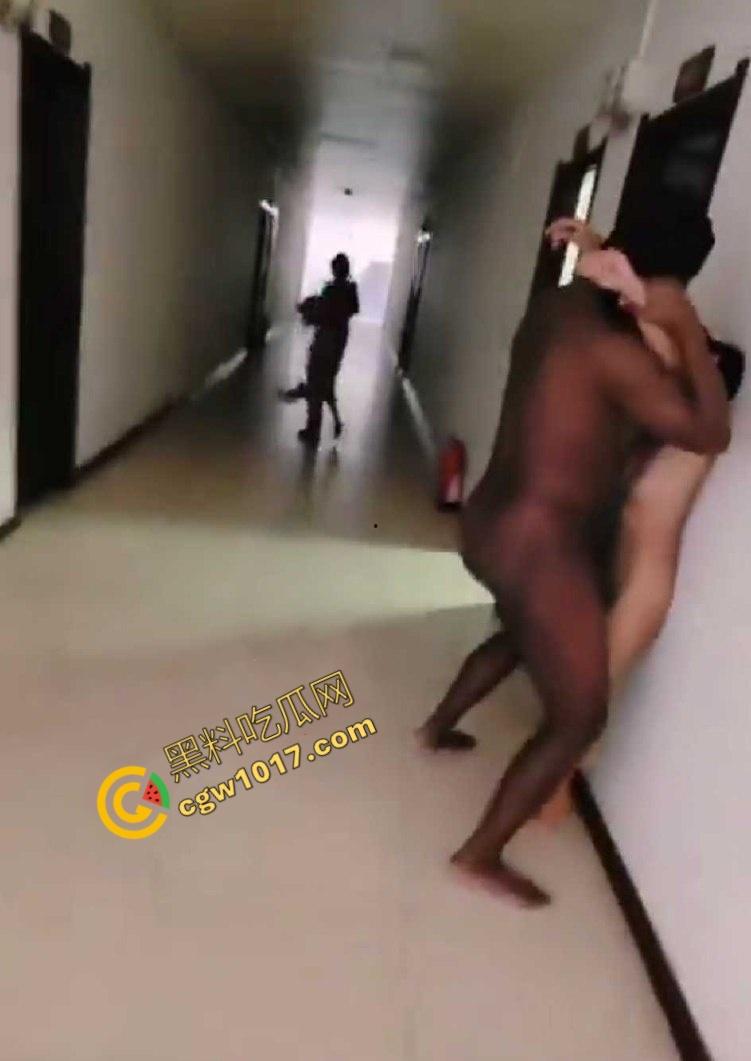 酒店走廊劲爆狂操！黑人巨屌横扫小仙女，巨无霸肆虐，淫荡火花四溅，保洁阿姨惊吓逃命！  第4张