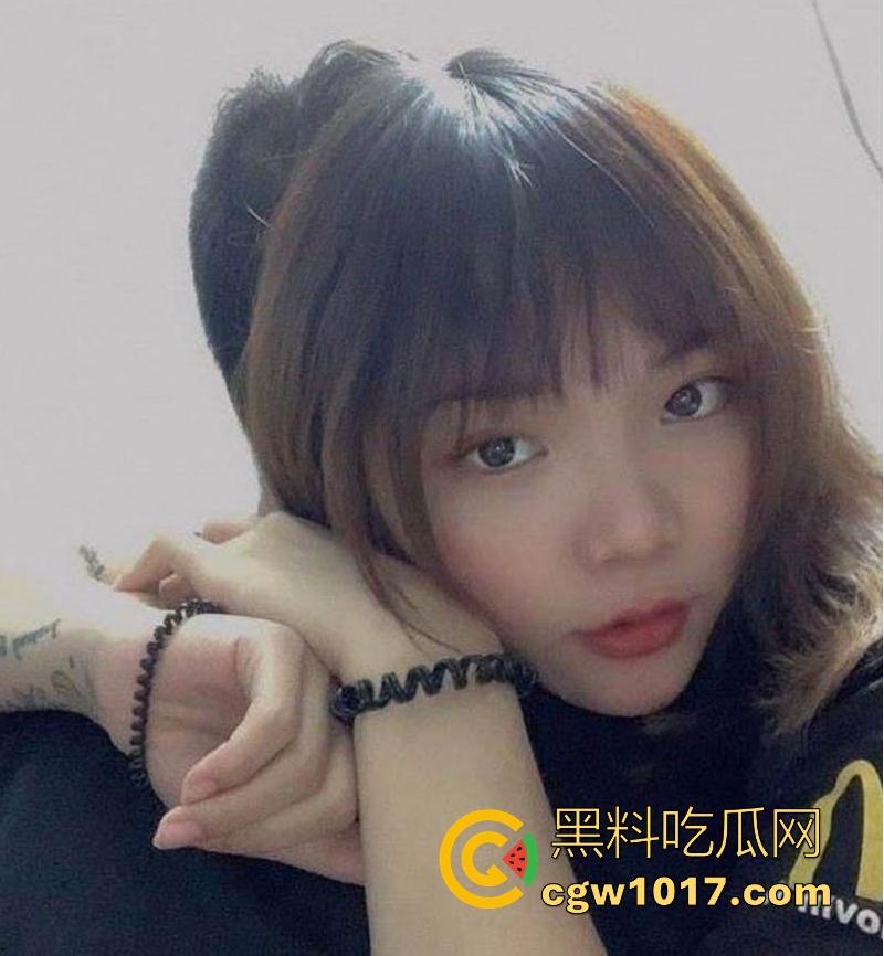 哈尔滨财经大学【刘洋】与学长性爱视频流出，清纯校园女神露脸含住粗壮鸡巴，翘臀高撅露粉嫩紧穴发情小母狗！  第2张