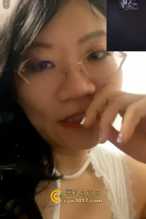 抖音斯文钢琴老师【乐尽奇妙】，白天教琴优雅端庄，晚上开双视角会议，翘屁股勾金主，不仅钢琴弹得好，跳舞也不错！  第3张