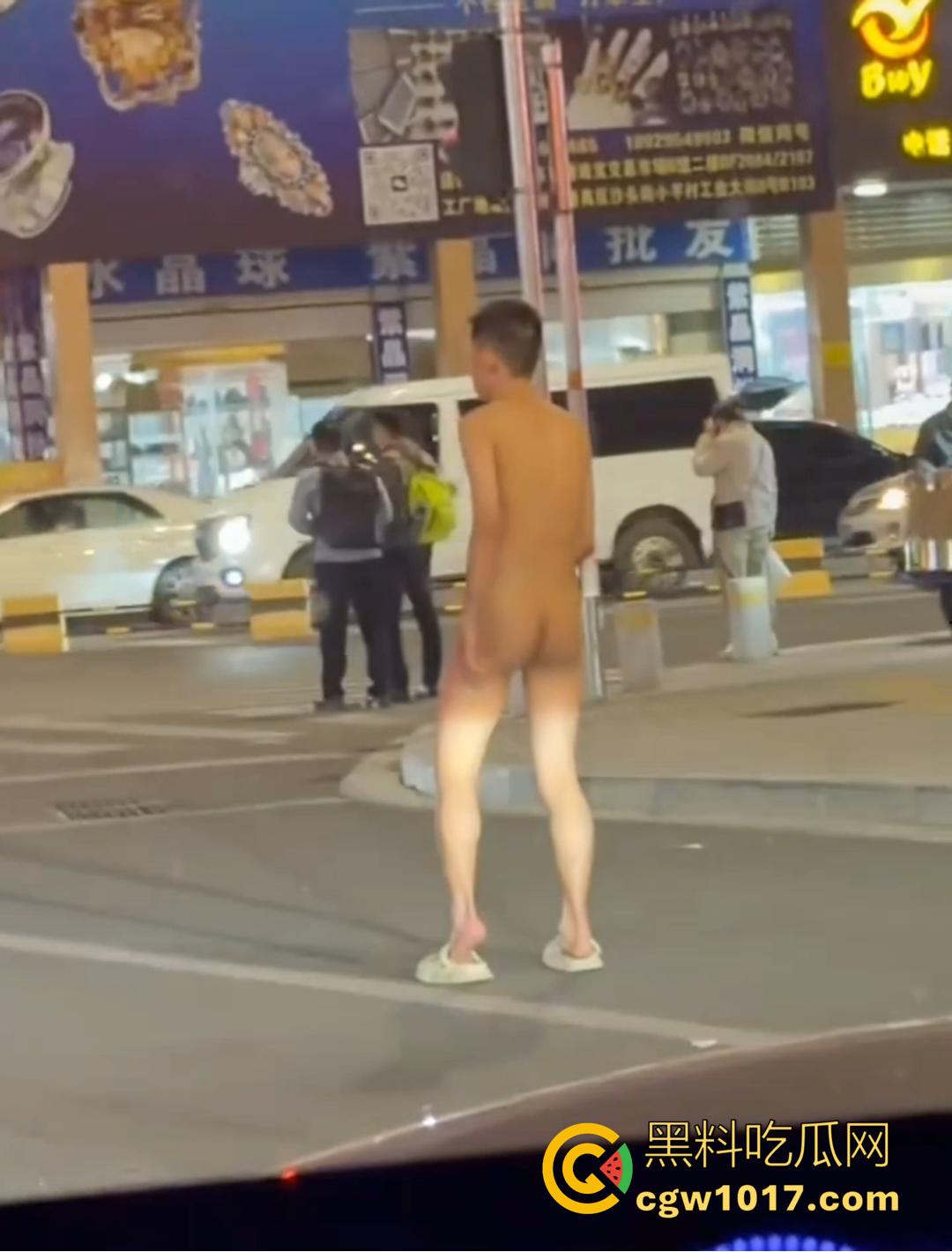 深圳罗湖水贝珠宝城惊现全裸男！大马路晃屌逛街 又是主人任务？  第3张
